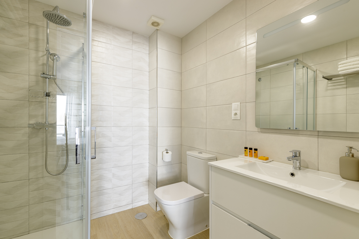 Luxurious Ensuite Bathroom with Shower and Rituals Amenities in Malaga Apartment
